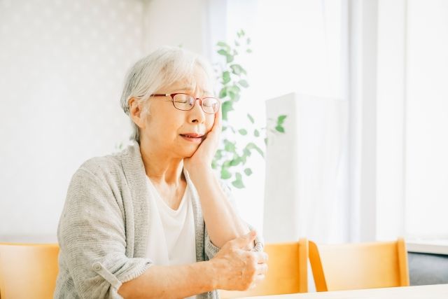 口の衰えを感じる高齢女性