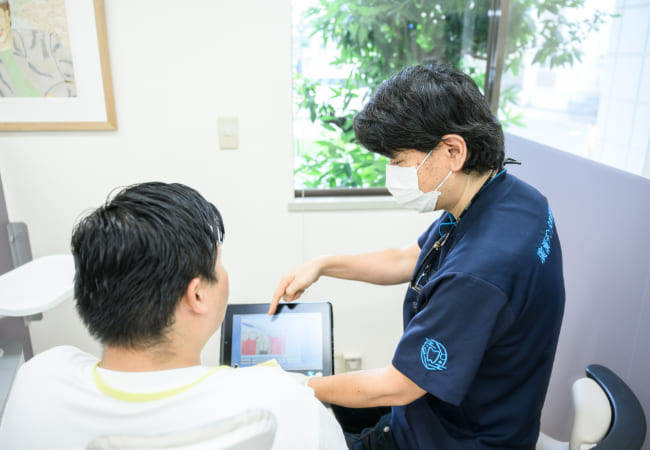 患者様へ説明しているイメージ